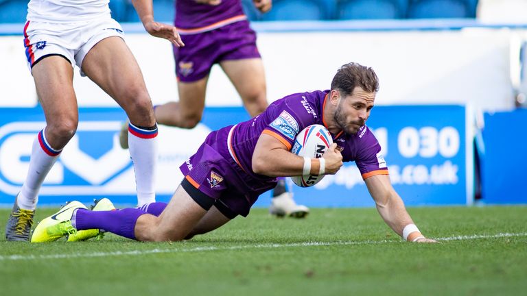 Picture by Isabel Pearce/SWpix.com - 17/09/2020 - Rugby League - Betfred Super League - Wakefield Trinity v Huddersfield Giants - John Smith&#39;s Stadium, Huddersfield, England - Aidan Sezer of Huddersfield scores a try.