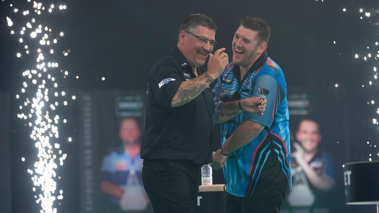 UNIBET PREMIER LEAGUE DARTS.NIGHT 13.MARSHALL ARENA.MILTON KEYNES.PIC;LAWRENCE LUSTIG.GARY ANDERSON V DARYL GURNEY.GARY ANDERSON IN ACTION