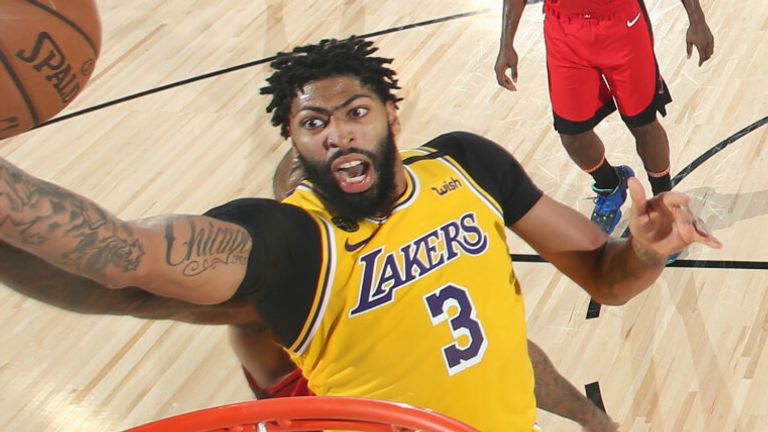 Anthony Davis elevates to the rim  in the Lakers&#39; Game 4 win over the Rockets