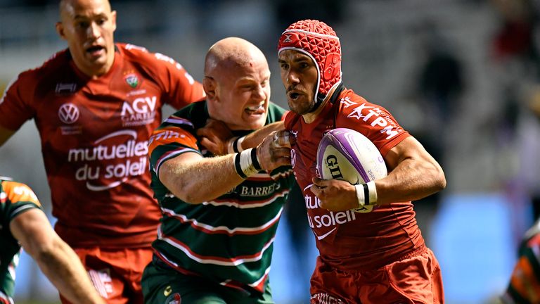 Gabin Villiere fends off Dan Cole to score