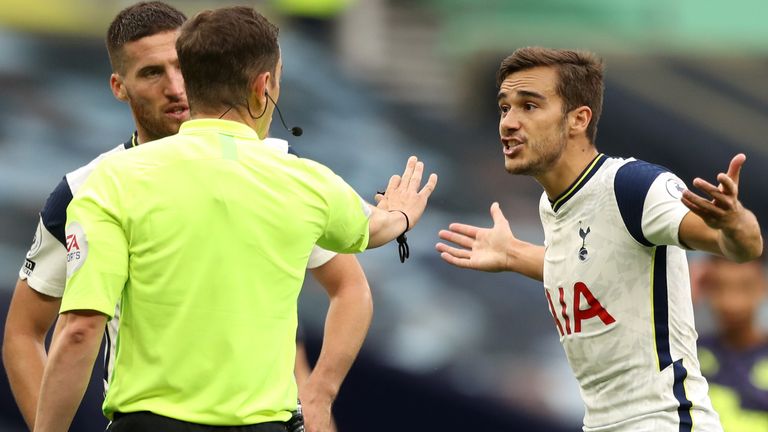 Harry Winks remonstrates with referee Peter Bankes after Newcastle&#39;s penalty 