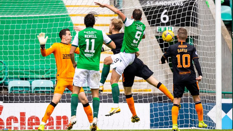 Christian Doidge scores to make it 2-2 during a Scottish Premiership match between Hibs and Rangers at Easter Road on September 20, 2020, in Glasgow, Scotland. (Photo by Craig Williamson / SNS Group)