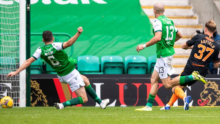 Scott Arfield scores to make it 2-1 Rangers during a Scottish Premiership match between Hibs and Rangers at Easter Road on September 20, 2020, in Glasgow, Scotland. (Photo by Craig Foy / SNS Group)