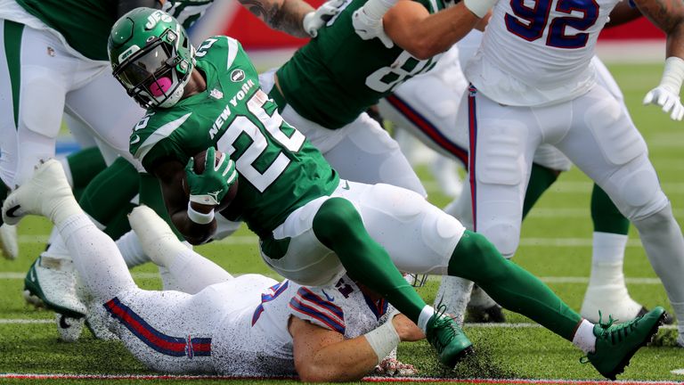 The Bills' Justin Zimmer makes a tackle on the Jets' Le'Veon Bell 