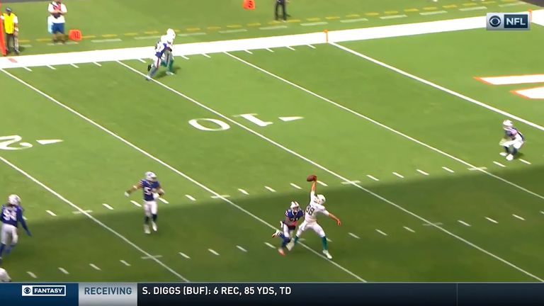Miami&#39;s Mike Gesicki made an astonishing one-handed catch against the Buffalo Bills in the third quarter of their NFL encounter.