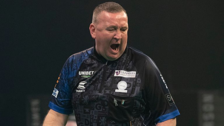 Glen Durrant denied Michael van Gerwen a place in the top four, and ensured the Dutchman will not will the league phase