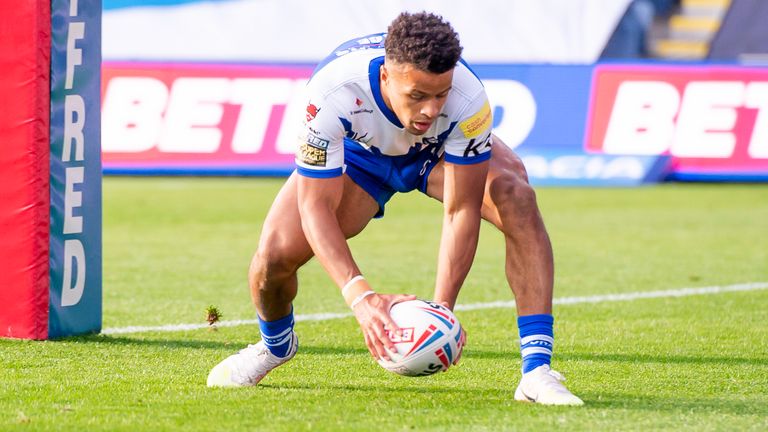 Picture by Allan McKenzie/SWpix.com - 04/09/2020 - Rugby League - Betfred Super League - Huddersfield Giants v St Helens - Emerald Headingley Stadium, Leeds, England - St Helens's Regan Grace breaks free to score a try against Huddersfield.