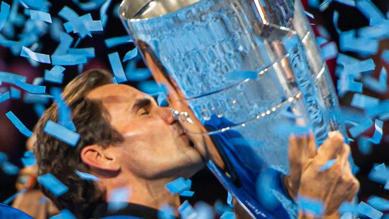 Roger Federer holding the Laver Cup aloft