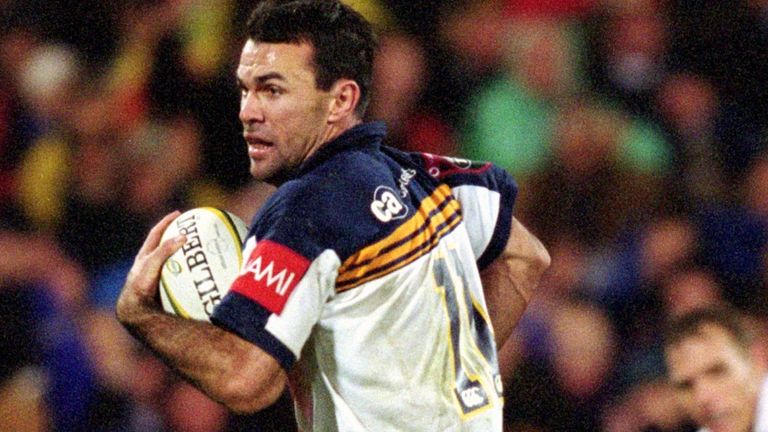 Joe Roff scores a try against the Sharks in the 2001 Super Rugby final