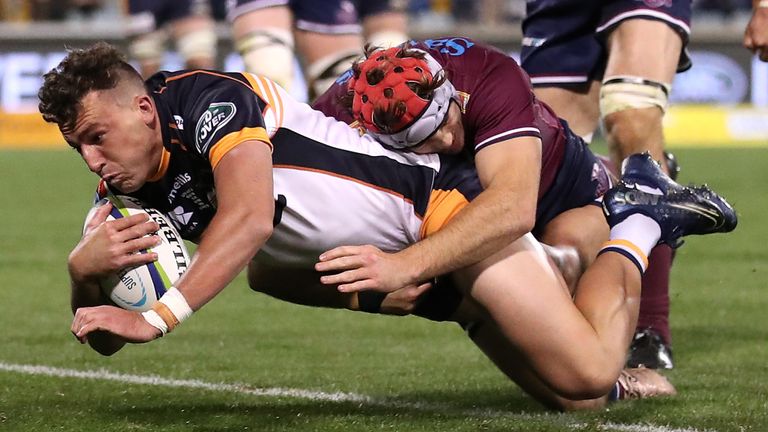 Thomas Banks scores a try against the Reds