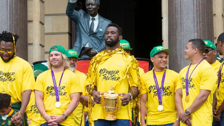 Siya Kolisi (C) with the Webb Ellis Trophy