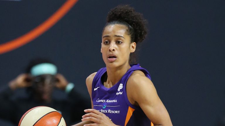 Skylar Diggins-Smith handles the ball against the Liberty