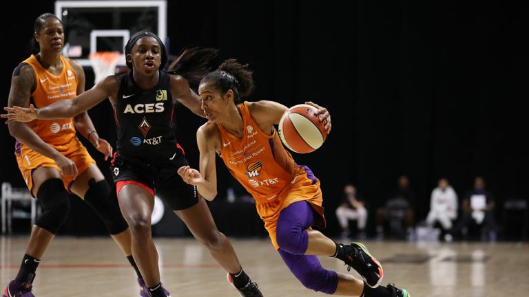 Skylar Diggins-Smith #4 of the Phoenix Mercury handles the ball against the Las Vegas Aces on September 1, 2020 at Feld Entertainment Center in Palmetto, Florida.