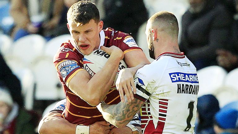 Picture by Chris Mangnall/SWpix.com - 01/03/2020 - Rugby League - Betfred Super League - Huddersfield Giants v Wigan Warriors - John Smith's Stadium, Huddersfield, England -
Huddersfield's Louis Senior tackled by Wigan's Thomas Leuluai and Zak Hardaker