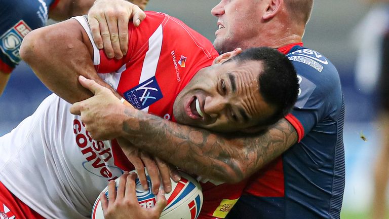 Zeb Taia takes on the Hull KR defence