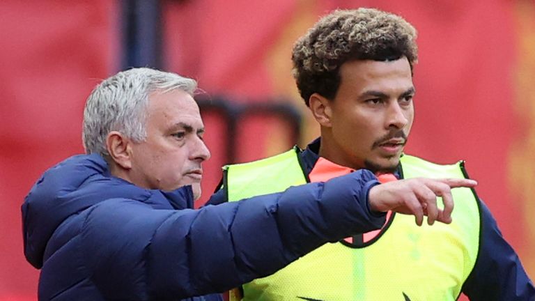 Tottenham Hotspur&#39;s Portuguese head coach Jose Mourinho (L) speaks to substitute Tottenham Hotspur&#39;s English midfielder Dele Alli during the English Premier League football match between Manchester United and Tottenham Hotspur at Old Trafford in Manchester, north west England, on October 4, 2020.