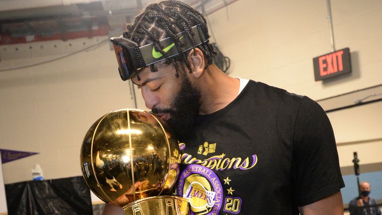 Anthony Davis celebrates with the Larry O&#39;Brien trophy