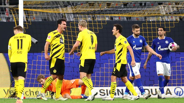 Mats Hummels celebrates the third goal as Borussia Dortmund beat Schalke 3-0