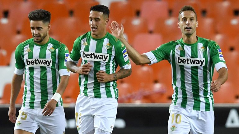 Cristian Tello celebrates with Sergio Canales during Real Betis&#39; win