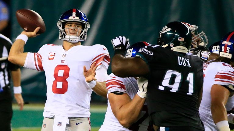 Daniel Jones of the New York Giants looks to pass during the second quarter against the Philadelphia Eagles