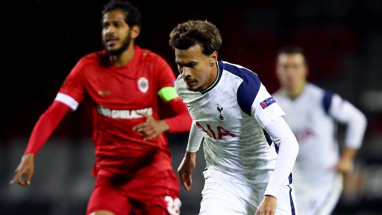 ANTWERPEN, BELGIUM - OCTOBER 29: Dele Alli of Tottenham Hotspur runs with the ball during the UEFA Europa League Group J stage match between Royal Antwerp and Tottenham Hotspur at Bosuilstadion on October 29, 2020 in Antwerpen, Belgium. Sporting stadiums around Belgium remain under strict restrictions due to the Coronavirus Pandemic as Government social distancing laws prohibit fans inside venues resulting in games being played behind closed doors. (Photo by Dean Mouhtaropoulos/Getty Images)
