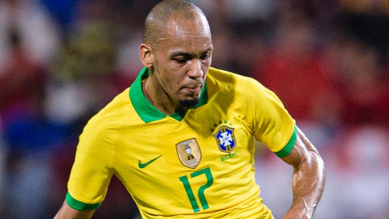 El centrocampista del Liverpool Fabinho en acción para Brasil