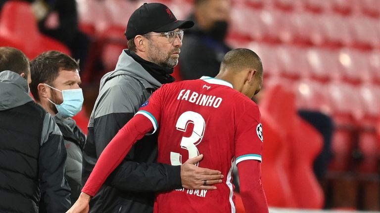 Fabinho se vio obligado a marcharse en la primera mitad