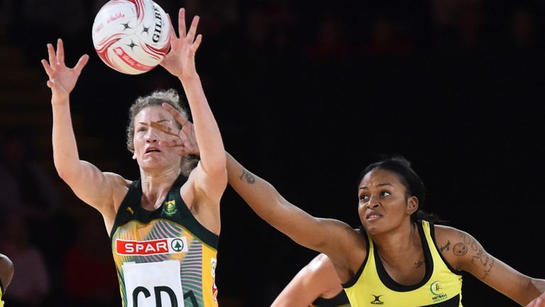 Gezelle Allison (R) will join Wasps Netball's attacking line-up for the 2021 season