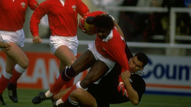 Glenn Webbe is tackled by Michael Jones during Wales vs New Zealand in 1988