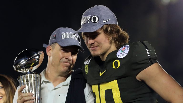 Justin Herbert and other Ducks audition for NFL during Oregon's