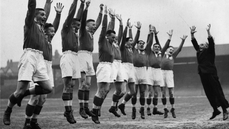 18th April 1939: The New Zealand rugby player Lance Todd teaches members of the Salford team the war cry before the Rugby League Cup Final. (Photo by Fox Photos/Getty Images)