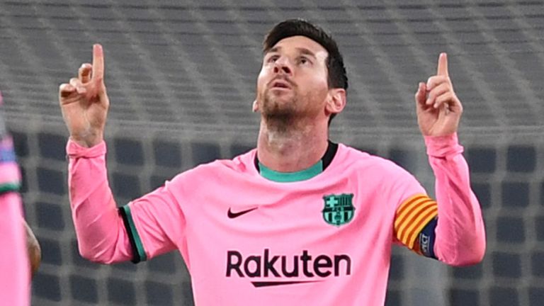 Lionel Messi de Barcelona celebra tras anotar el segundo gol de su equipo desde el punto de penalti durante el partido de la fase de grupos de la Liga de Campeones de la UEFA entre la Juventus y el Barcelona.