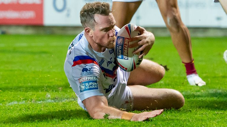 Picture by Allan McKenzie/SWpix.com - 22/10/2020 - Rugby League - Betfred Super League - Huddersfield Giants v Wakefield Trinity - The Totally Wicked Stadium, Langtree Park, St Helens, England - Wakefield's Matty Ashurst scores a try against Huddersfield.