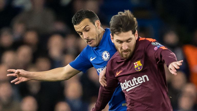 LONDON, ENGLAND - FEBRUARY 20: Pedro Rodriguez of Chelsea and Lionel Messi of Barcelona battle for the ball during the UEFA Champions League Round of 16 First Leg match between Chelsea FC and FC Barcelona at Stamford Bridge on February 20, 2018 in London, United Kingdom. (Photo by TF-Images/Getty Images)