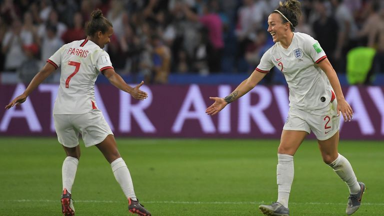 Nikita Parris (l) and Lucy Bronze (r)