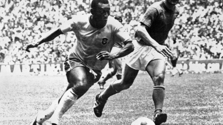 1970年6月21日在墨西哥城举行的世界杯决赛中，巴西中场Pelé(左)盘带过了意大利后卫塔西奥·伯格尼奇。Pelé为巴西队首开纪录，帮助巴西队4-1击败意大利队，继1958年(瑞典)和1962年(智利)之后第三次获得世界冠军。