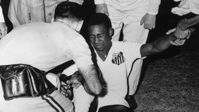 1961年7月4日，巴西足球运动员贝利在雅典桑托斯队和帕纳辛奈科斯队的比赛中接受治疗。