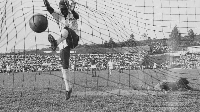1958年，巴西足球运动员贝利在桑托斯对巴拉圭瓜拉尼的比赛中进球后入网。