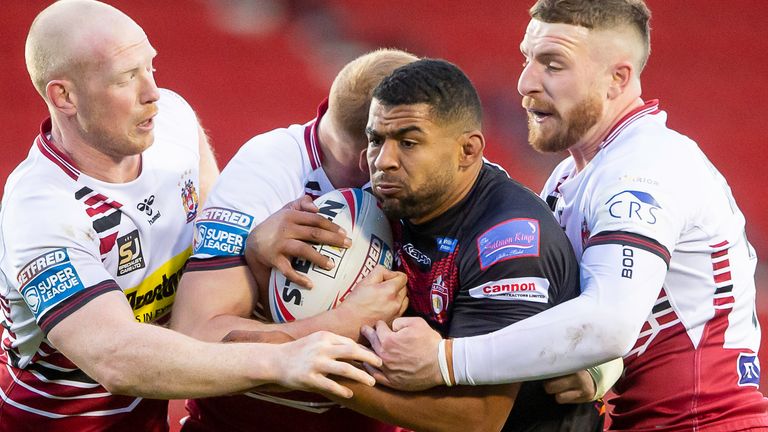 Salford tryscorer Kallum Watkins is tackeld by Liam Farrell, Joe Bullock and Jackson Hastings