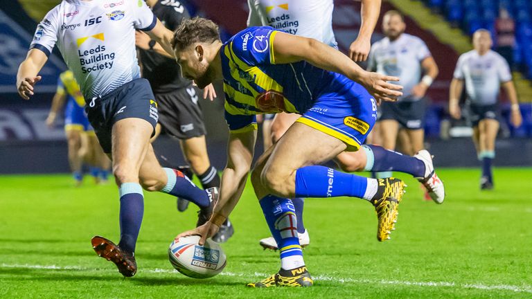 Picture by Allan McKenzie/SWpix.com - 13/10/2020 - Rugby League - Betfred Super League - Warrington Wolves v Leeds Rhinos - Halliwell Jones Stadium, Warrington, England - Warrington's Toby King touches down for a try against Leeds.