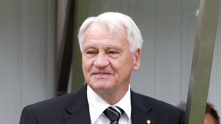 Newcastle manager Bobby Robson (C) is pictured next to Newcastle midfielder Kieron Dyer (L) prior to the match Newcastle United vs Tottenham Hotspur at St. James Park in Newcastle 21 August 2004.