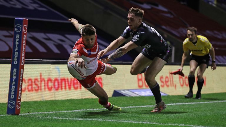 Tommy Makinson dives over to score for Saints