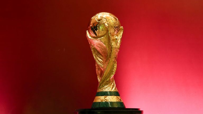 La Coppa del Mondo, disegnata dallo scultore italiano Silvio Gazzaniga, è raffigurata durante il sorteggio CAF, nel secondo turno delle qualificazioni ai Mondiali della Confederation of African Football (CAF) 2022, nella capitale egiziana Il Cairo il 21 gennaio 2020.