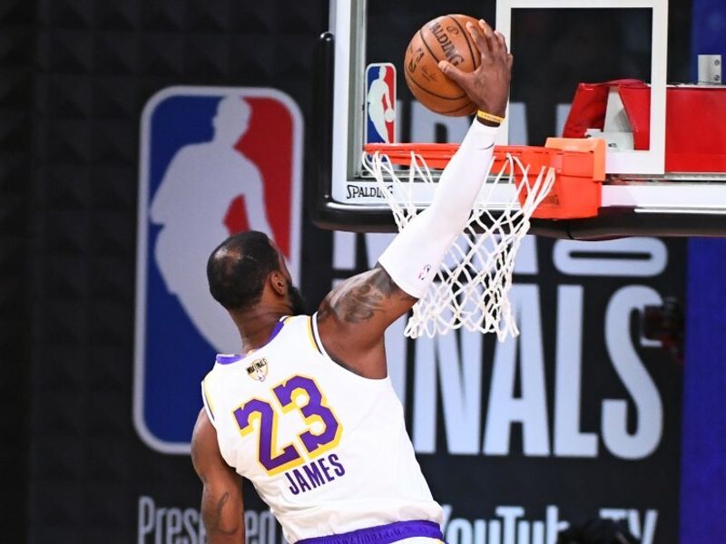 LeBron James & the Lakers Officially Hang 2020 Championship Banner 🏆 