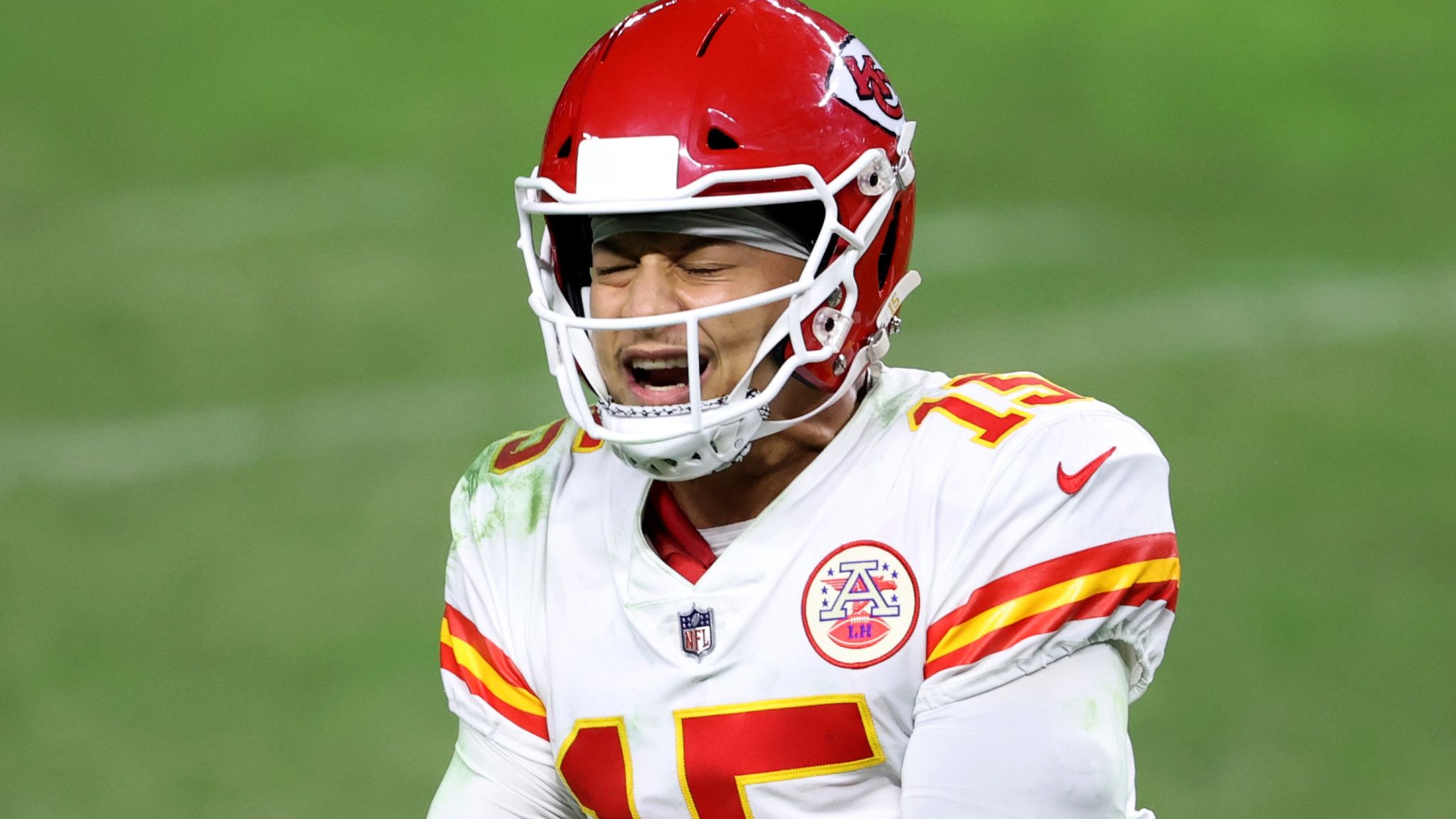 Mahomes hits Kelce in last minute, Chiefs edge Raiders 35-31