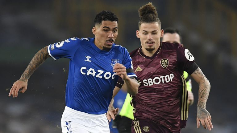 Everton&#39;s Allan and Leeds United&#39;s Kalvin Phillips battle for the ball