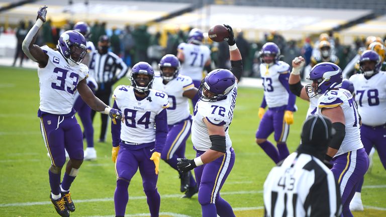 Cook's 4 TDs help Vikings knock off Packers 28-22