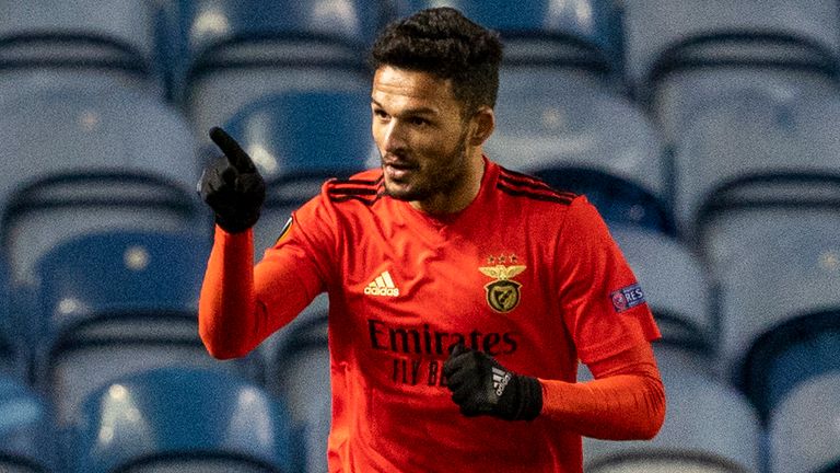 Gonçalo Ramos del Benfica celebra a su equipo marcando un gol durante un partido del Grupo D de la UEFA Europa League entre el Rangers y el Benfica en Ibrox