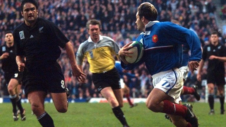 French winger Christophe Dominici (R) is chased by New Zealand N.8 and captain Taine Randell as he goes to score a try during the Rugby World Cup semi-final match between New Zealand and France at Twickenham stadium 31 October 1999. France won 43 to 31 and will play against Australia in the final 06 November at the Millennium stadium in Cardiff. (ELECTRONIC IMAGE) AFP PHOTO (Photo credit should read OLIVIER MORIN/AFP via Getty Images)