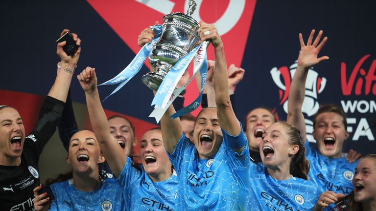 Man City captain Steph Houghton lifts the Women&#39;s FA Cup trophy